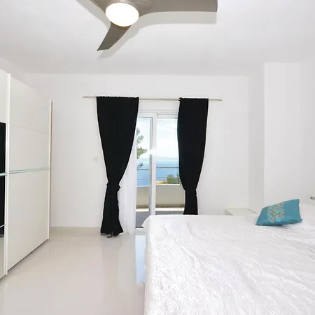 Amazing In With Jacuzzi Holiday home *