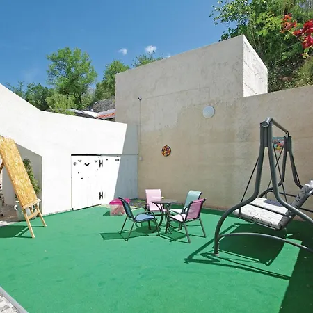 Amazing In With Jacuzzi Holiday home *